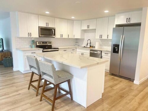 Modern and bright 4 beds-easy commute to downtown!