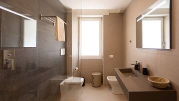 Doccia, asciugacapelli, bidet, asciugamani