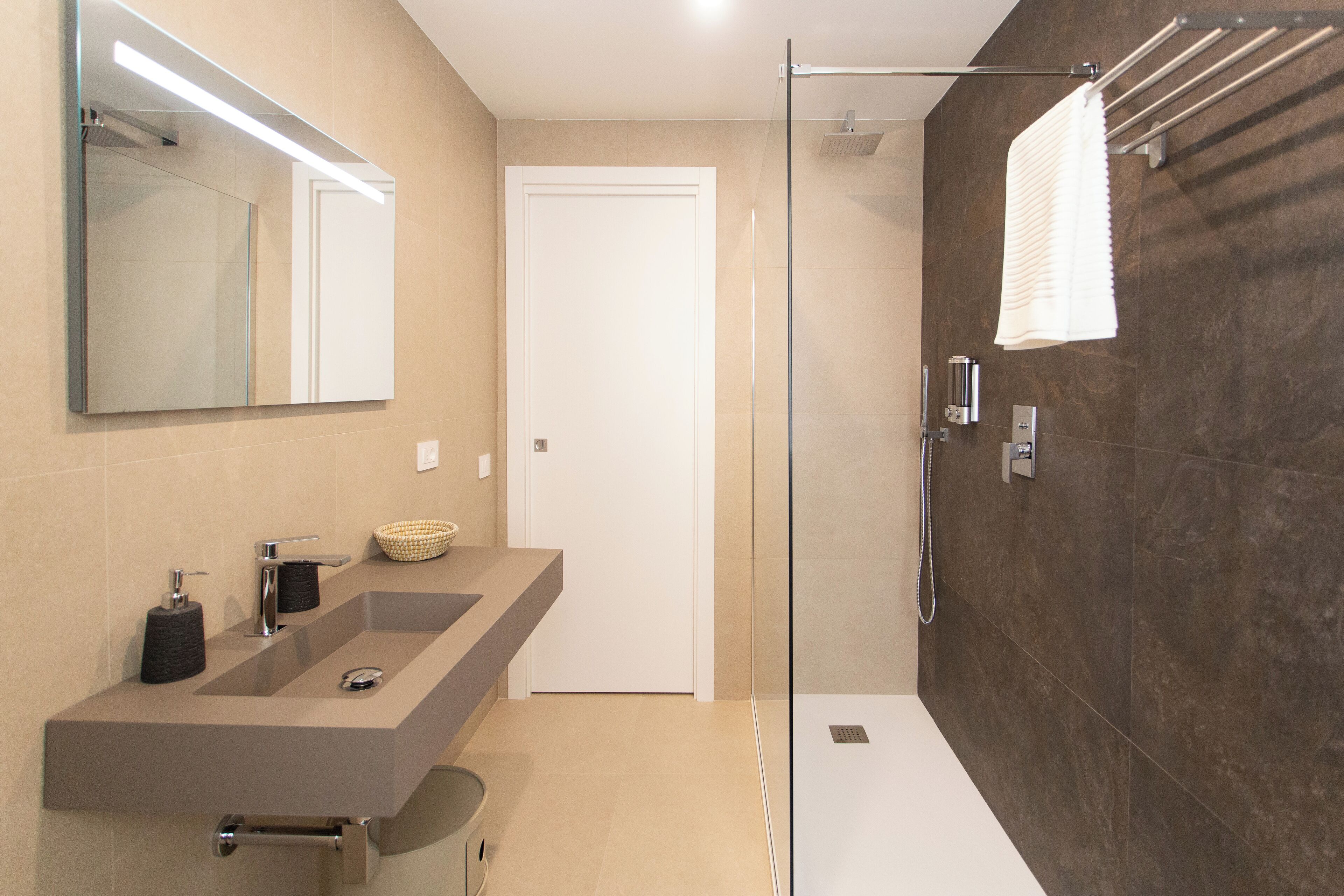 Doccia, asciugacapelli, bidet, asciugamani