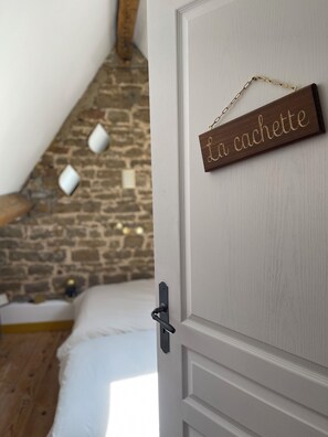 5 bedrooms, iron/ironing board, WiFi, bed sheets