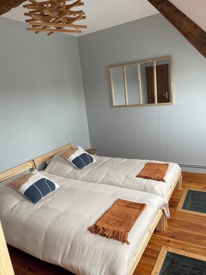 5 bedrooms, iron/ironing board, WiFi, bed sheets