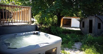 3 Bed Waterfront Cottage | Sauna | Hot Tub | Kayak