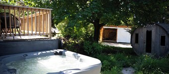 3 Bed Waterfront Cottage | Sauna | Hot Tub | Kayak