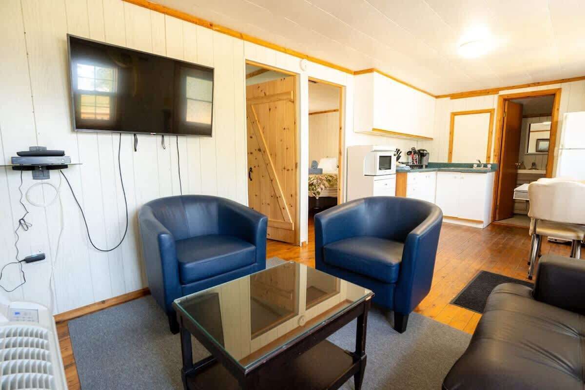 Télévision, cheminée, espaces bureaux