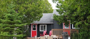 2 Bed Renovated Waterfront Cottage | Kayak