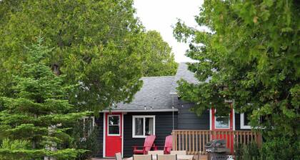 2 Bed Renovated Waterfront Cottage | Kayak