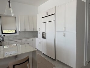 Fridge, microwave, oven, stovetop - Stunning Sandy Point Beach Villa Stella Maris infinity pool hot tub-flash sale (Sandy Point)