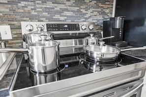 Microwave, oven, stovetop, dishwasher - Cozy 1BR Near Downtown & EaDo • Perfect for Long Stays (Houston)