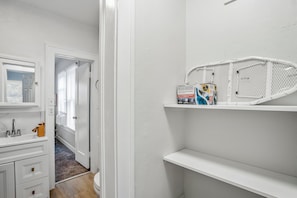 Interior - Cozy 1BR Near Downtown & EaDo • Perfect for Long Stays (Houston)
