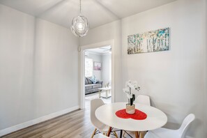 Dining - Cozy 1BR Near Downtown & EaDo • Perfect for Long Stays (Houston)