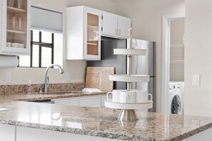 Køleskab, mikrobølgeovn, ovn, kogeplade