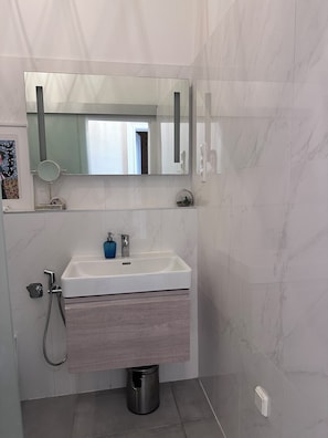 Sèche-cheveux, bidet, serviettes fournies, savon