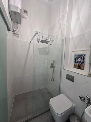 Hårføner, bidé, håndklær og såpe