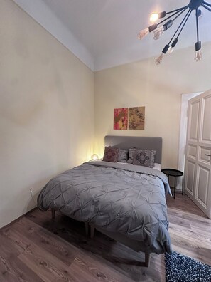 1 soverom, strykejern/-brett, wi-fi og sengetøy