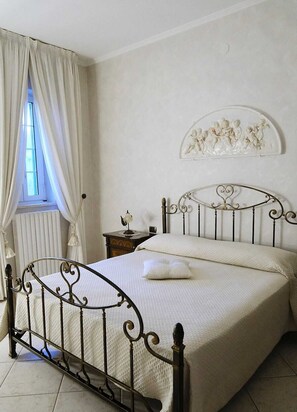 3 chambres, bureau, fer et planche à repasser, lit parapluie
