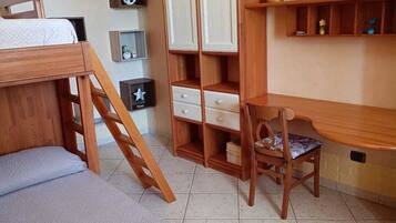 3 habitaciones, escritorio y tabla de planchar con plancha