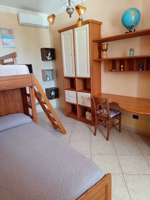 3 bedrooms, desk, iron/ironing board, travel cot - Villa Sideris, 3-bedroom villa  (Puglia)