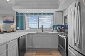 Micro-ondes, four, plaque de cuisson, lave-vaisselle