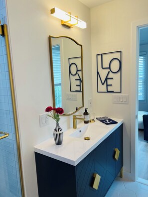 Hårtork, handdukar, tvål och toalettpapper