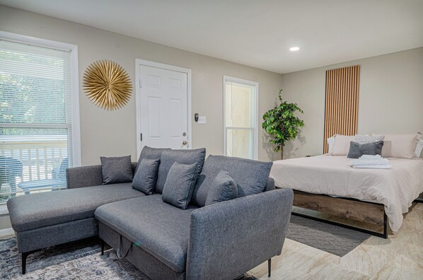 Living area - The Travelers Studio Columbus (Columbus)