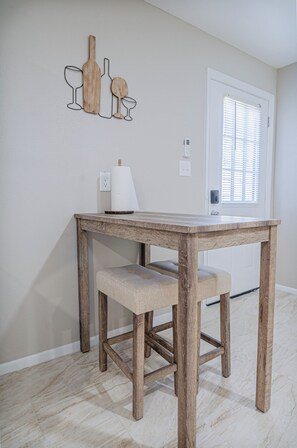 In-room dining - The Travelers Studio Columbus (Columbus)