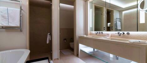 Haartrockner, Handtücher, Seife, Toilettenpapier