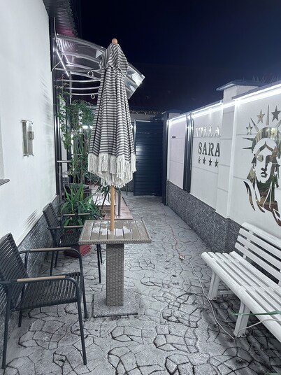Charming 4-bedroom bed & breakfast with WiFi, AC in fabulous Târgu Jiu.