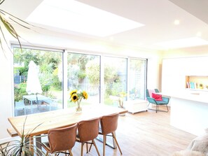 Interior - Prime Location. Large 4 Bed Home. Walk: Beach 5 min, Hengistbury Head 7 min (Southbourne)