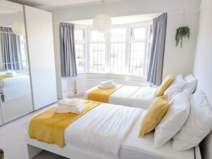 4 bedrooms, iron/ironing board, WiFi, bed sheets