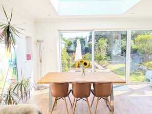 Dining - Prime Location. Large 4 Bed Home. Walk: Beach 5 min, Hengistbury Head 7 min (Southbourne)
