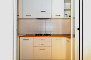 Refrigerador, parrilla de estufa y cafetera y tetera