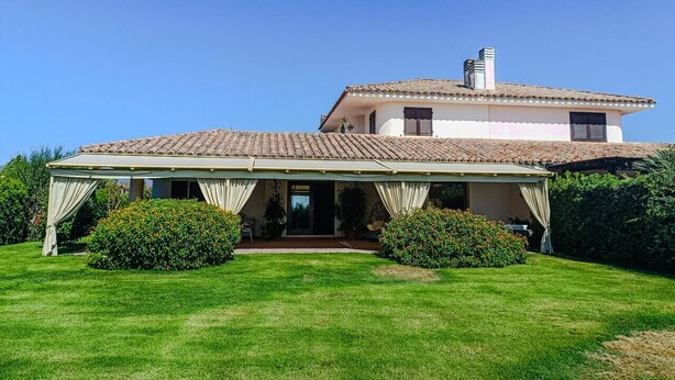 A two-story house with a tiled roof, a covered patio, and a well-maintained lawn. - Villa Magnolia - Pula (Pula)