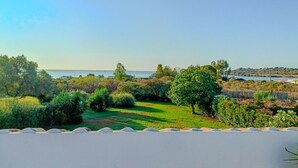 A landscaped garden with a view of the sea. - Villa Magnolia - Pula (Pula)