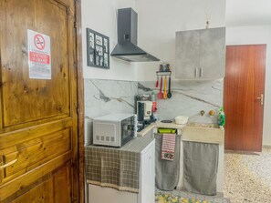 Réfrigérateur, plaque de cuisson, cafetière/bouilloire