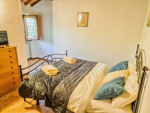 1 bedroom, desk, WiFi, bed sheets