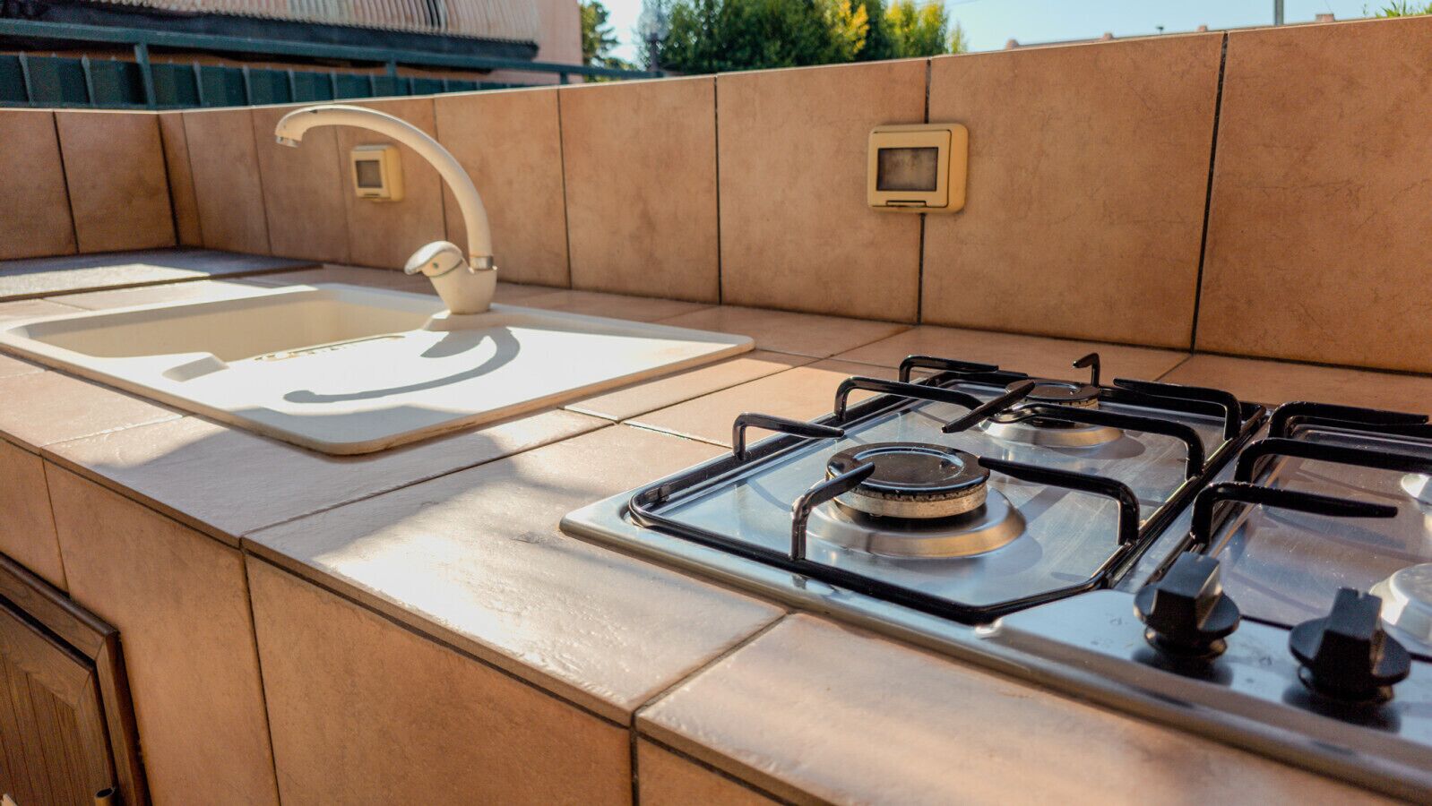 Kühlschrank, Ofen, Herdplatte, Wasserkocher mit Kaffee-/Teezubehör