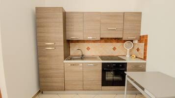 KĂŒhlschrank, Ofen, Herdplatte, Wasserkocher mit Kaffee-/Teezubehör