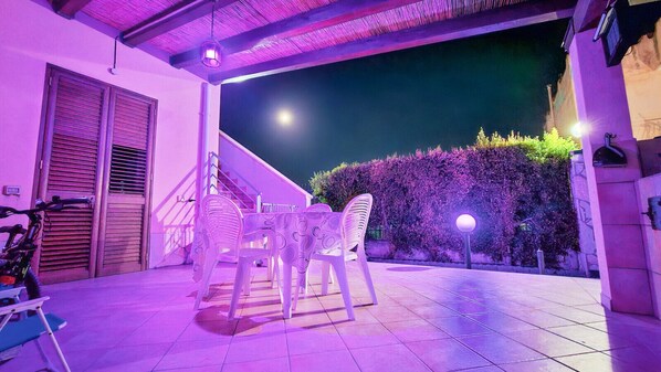 屋外ダイニングエリア