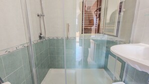 Ilmaiset hygieniatuotteet, hiustenkuivaaja, pyyhkeet, vessapaperi
