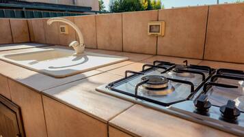 KĂŒhlschrank, Mikrowelle, Ofen, Herdplatte