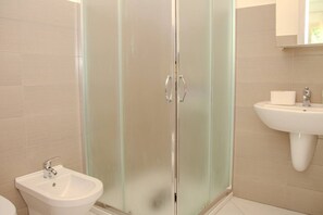 Secador de cabelo, toalhas de banho