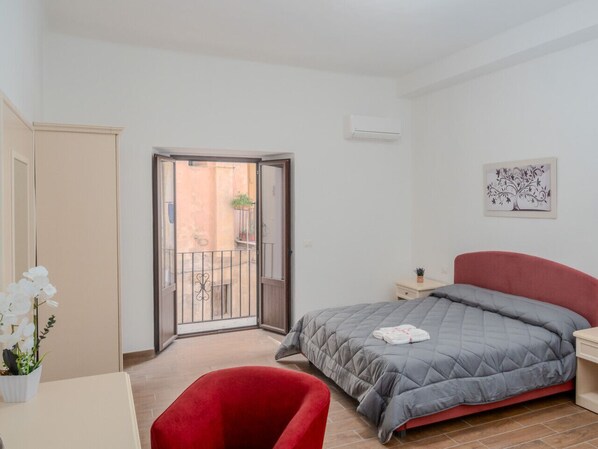 1 bedroom, desk, free WiFi, bed sheets