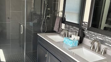 Haartrockner, Handtücher, Seife, Toilettenpapier