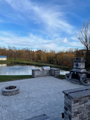 Property grounds - Spacious 5-bedroom house in nice Winfield with WiFi, Pool and Hot tub (Winfield)