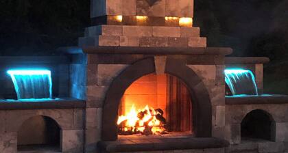 Spacious 5-bedroom house in nice Winfield with WiFi, Pool and Hot tub