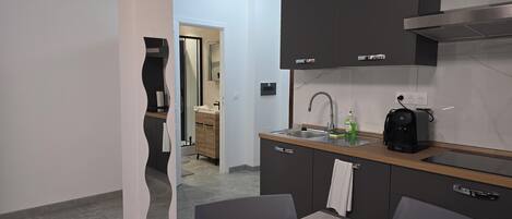 Frigorifero, microonde, forno, piano cottura