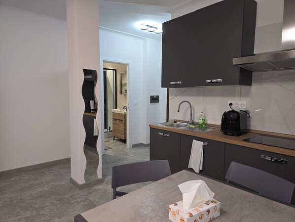 Kjøleskap, mikrobølgeovn, ovn og kokeplater