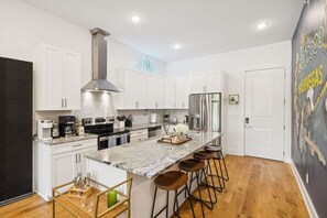 冷蔵庫、電子レンジ、オーブン、コンロ