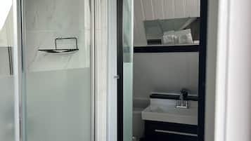 Douche, sĂšche-cheveux, serviettes fournies, savon