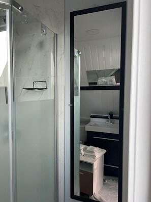 Dusche, Haartrockner, Handtücher, Seife